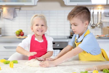 Sevimli küçük çocuklar mutfak at Paskalya kurabiye yapma