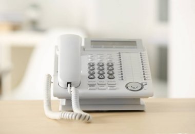 Ahşap masa telefonla 