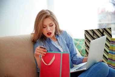 vrouw doen online winkelen thuis