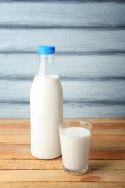 Lezzetli süt ile cam şişe 