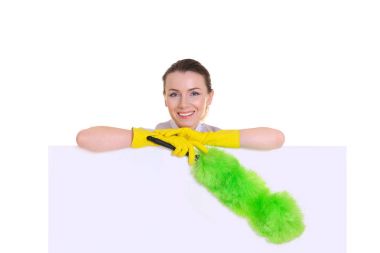 Beyaz zemin üzerine yeşil silgi ile güzel oda hizmetçisi