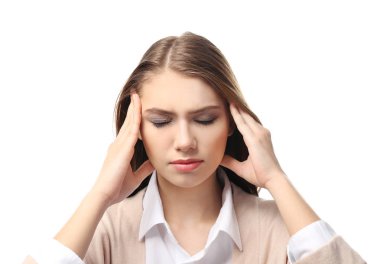 Beyaz arka plan üzerinde baş ağrısı muzdarip güzel genç kadın