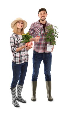 Karanfiller tutan iki çiçekçi 