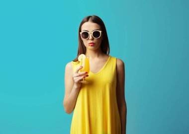 Kokteylli genç kadın. 