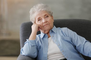 yaşlı kadın depresif