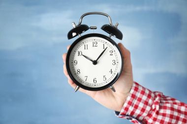 Çalar saat holding eller