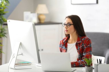 ofiste çalışan programcı