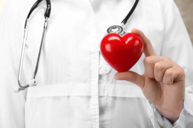 Plastik kalp tutan doktor