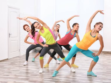 Güzel kızlar spor salonunda eğitim
