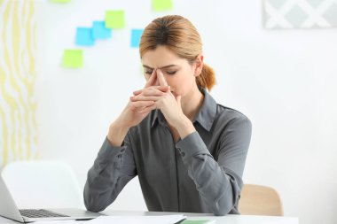 Baş ağrısı çeken bir kadın. 