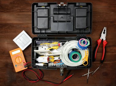 Elektrikçi araçları ile kutu