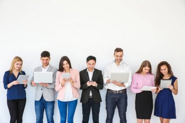 İnsanlar hafif duvara yakın duran becerikli alet ile