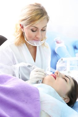 Uzman kozmetik salonda kalıcı makyaj yapma