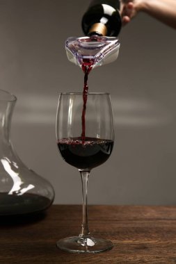 Cam masa üzerinde şarap dökme