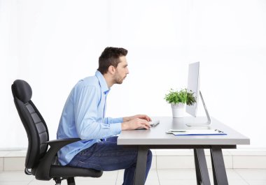 Yanlış duruş kavramı. Office masada oturan adam