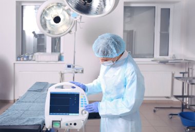 Genç doktor ameliyathane ekipmanları modern Clinic ayarlama