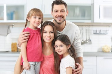 Evde mutfak mutlu aile