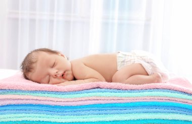 Uyuyan sevimli bebek