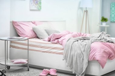 Modern yatak odasının içi  