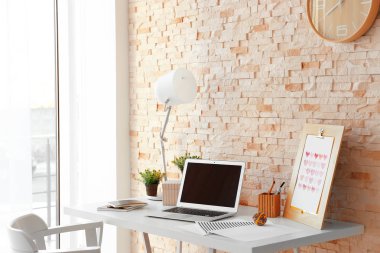 Çalışma alanı ile masa üstünde laptop