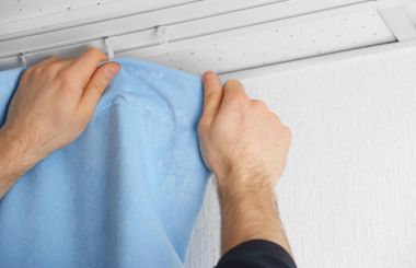 Perdeleri yükleme eller