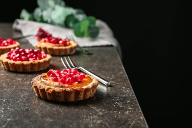 taze nar tohumları ile tart 