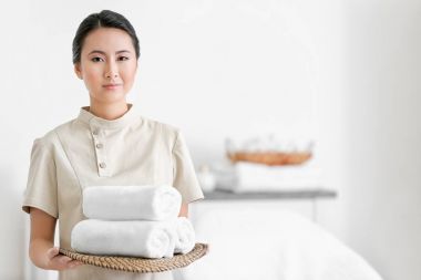 Genç Asyalı masör 