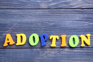 Mavi ahşap masa üzerinde kelime evlat edinme