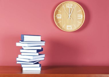 yığın kitap ahşap tablo