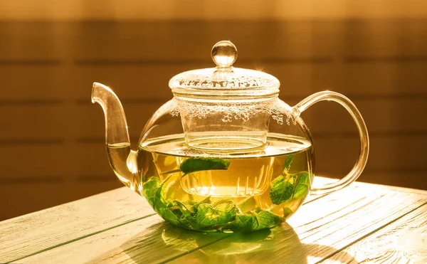 Скло чайник з трав'яний чай — стокове фото