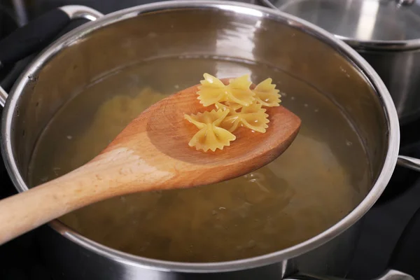 Cocinar pasta en sartén —  Fotos de Stock