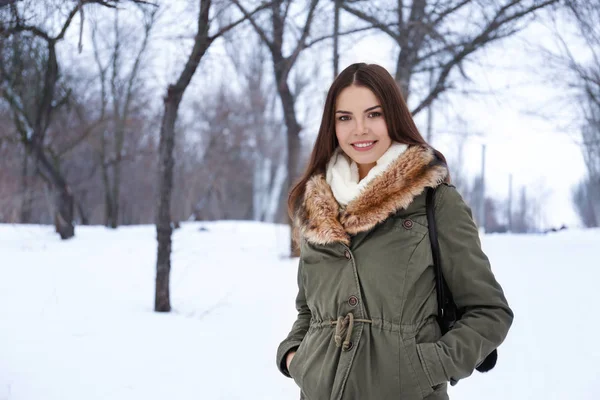 Молодая красивая женщина в зимнем парке — стоковое фото
