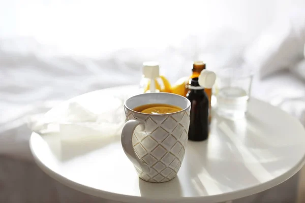 Taza de té caliente y medicamentos — Foto de Stock