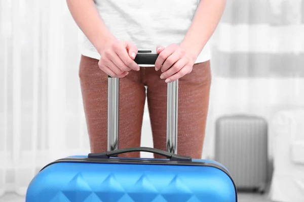 Joven Turista Con Maleta Azul Casa — Foto de Stock