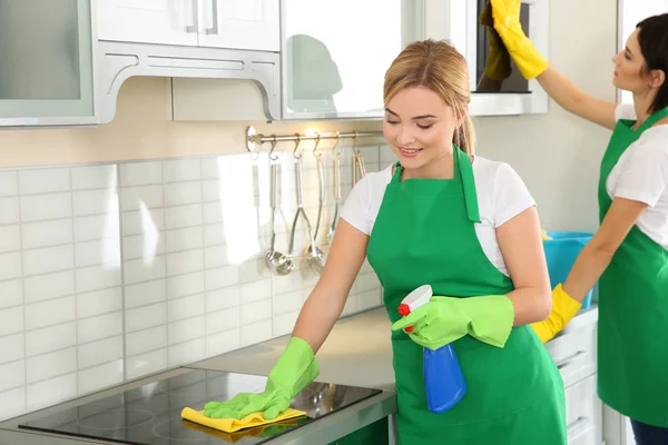 Mulher Limpando Fogão Cozinha — Fotografia de Stock