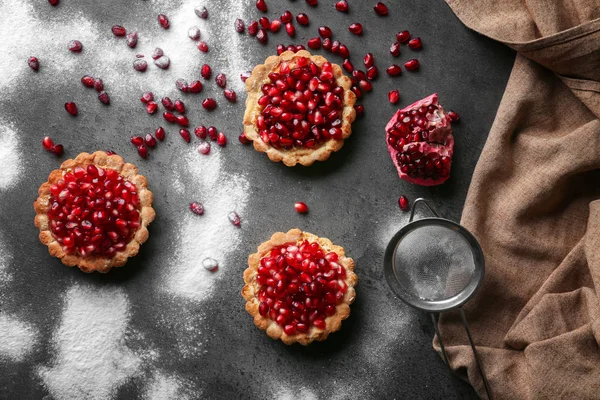 Tarts with fresh seeds of pomegranates — Stock Photo, Image