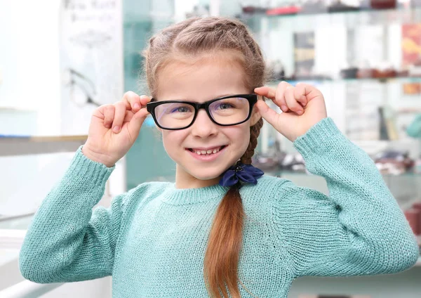 Yeni gözlük ile küçük kız — Stok fotoğraf