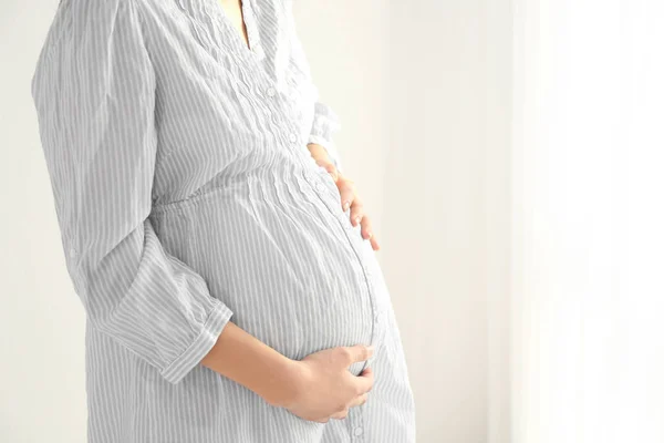Mulher grávida bonita perto da janela em casa, close-up — Fotografia de Stock