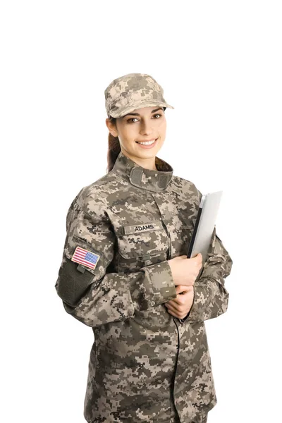 Soldado Femenino Con Portátil Sobre Fondo Blanco — Foto de Stock