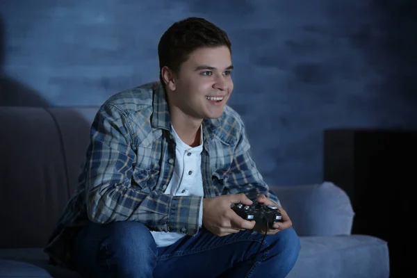 Teenager playing videogame — Stock Photo, Image