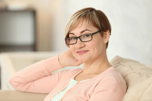 Llevar gafas en casa — Foto de Stock