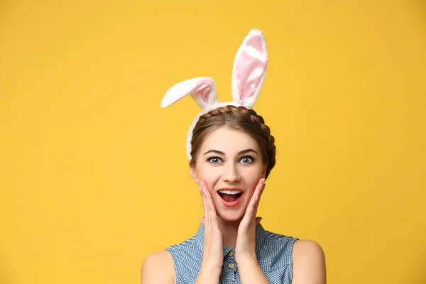 Frau mit Hasenohren — Stockfoto