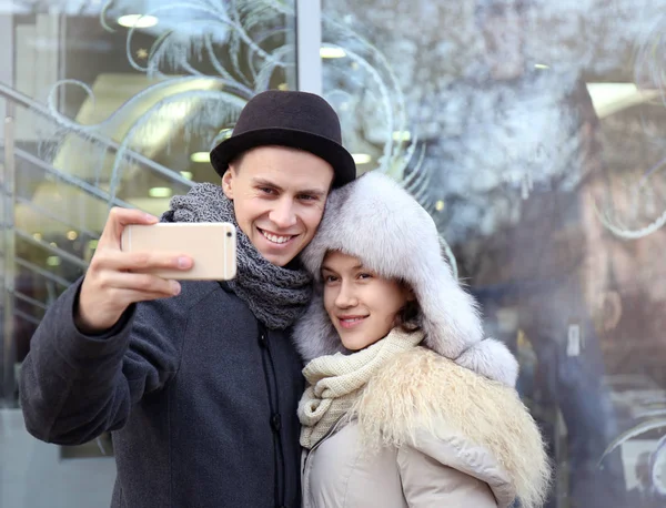 Couple prendre selfie dans la rue — Photo