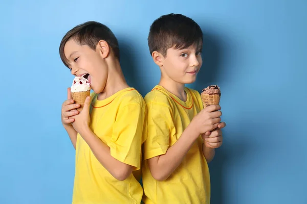 蓝色背景的可爱的男孩与冰淇淋 — 图库照片