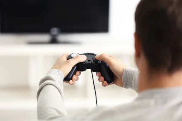 Tonåring spelar TV-spel — Stockfoto