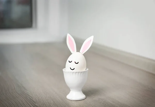 Huevo de Pascua con orejas de papel —  Fotos de Stock