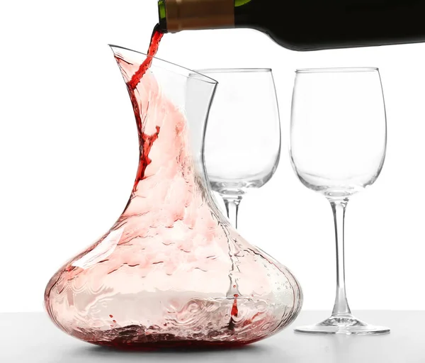 Наливание вина в графине — стоковое фото