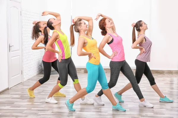 Hermosas chicas de entrenamiento en el gimnasio — Foto de Stock