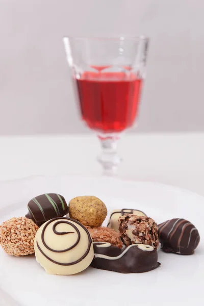 Leckere Schokoladenbonbons und Wein — Stockfoto