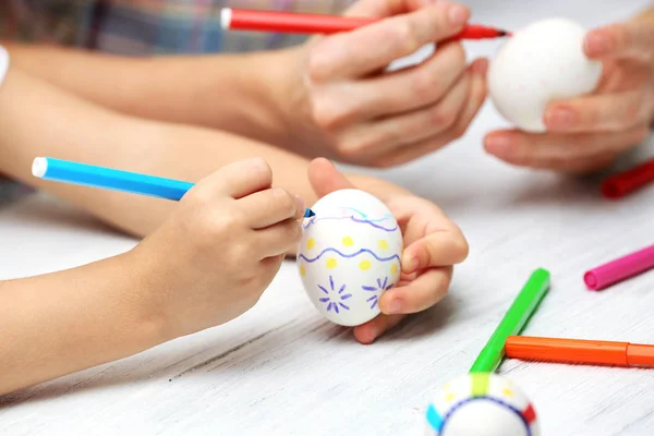 Niño pintando huevo — Foto de Stock